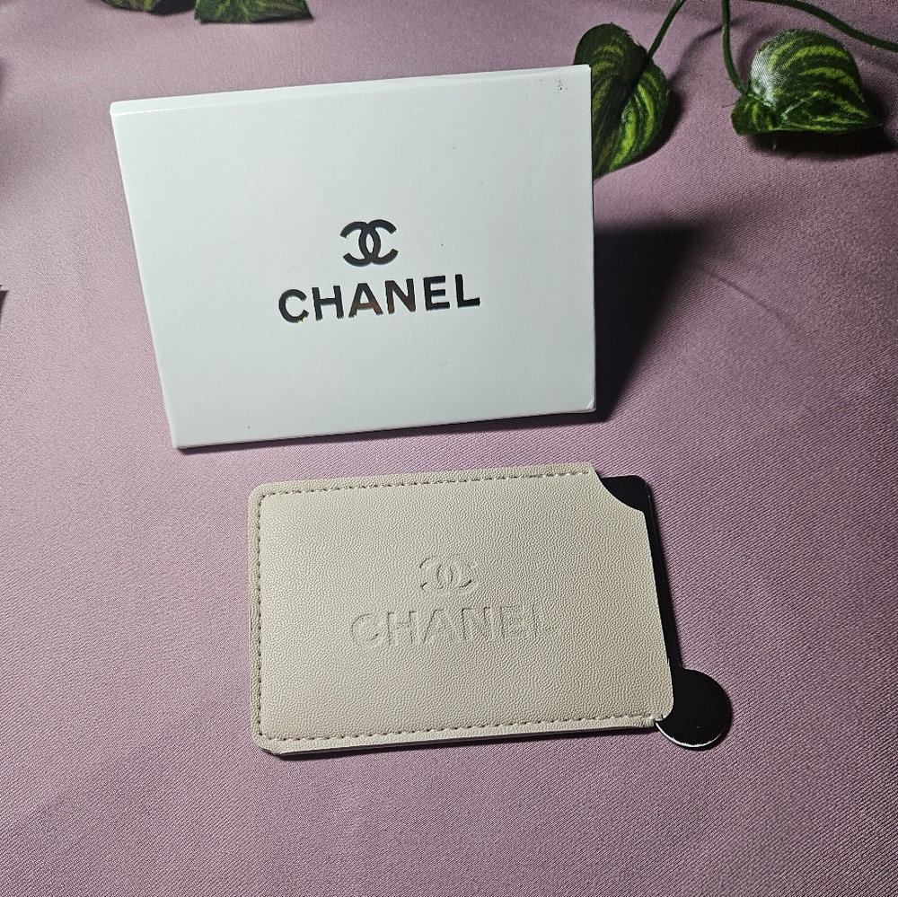 CHANEL Cream Card Holder with Silver Mirror - Picture 2 of 4